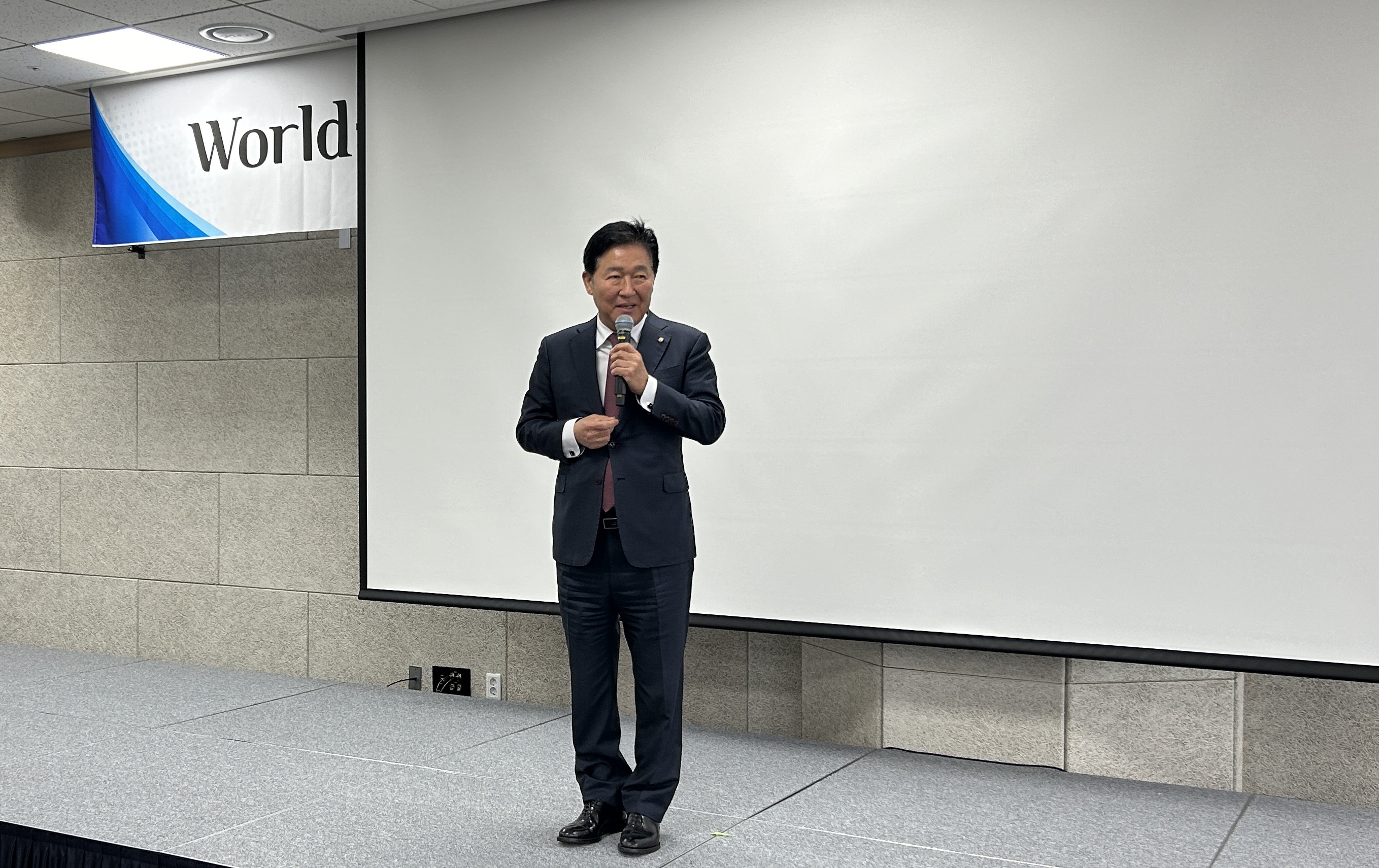 회장2.jpg 이미지입니다.