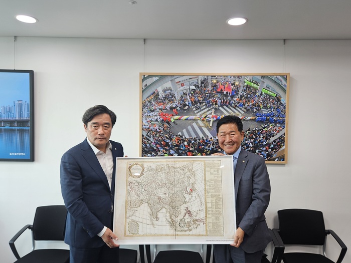 정동만 의원 (1).jpg 이미지입니다.