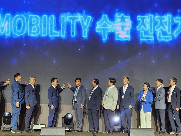 3. E-Mobility 수출전진기지 대한민국을 위한 비젼 선포식.jpg 이미지입니다.