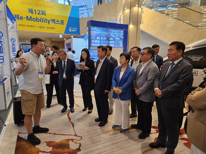 4. 선포식 후 전시관 순회.jpg 이미지입니다.